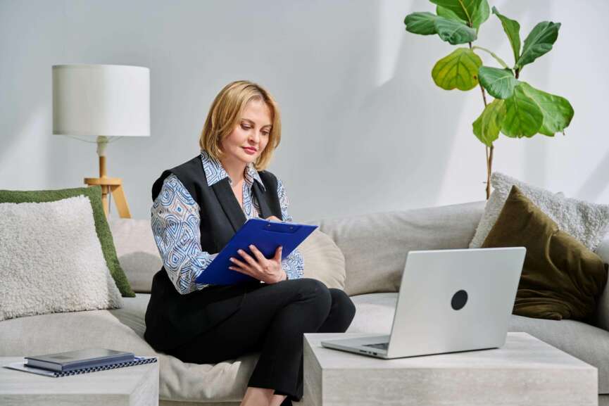 femme en téléconsultation avec un hypnothérapeute en ligne sur ordinateur portable