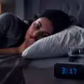 Cortisol et sommeil : pourquoi vous  vous réveillez la nuit et comment agir  naturellement 