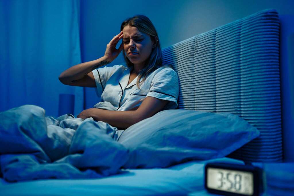 personne en état d’anxiété et surcharge mentale avec pensées envahissantes