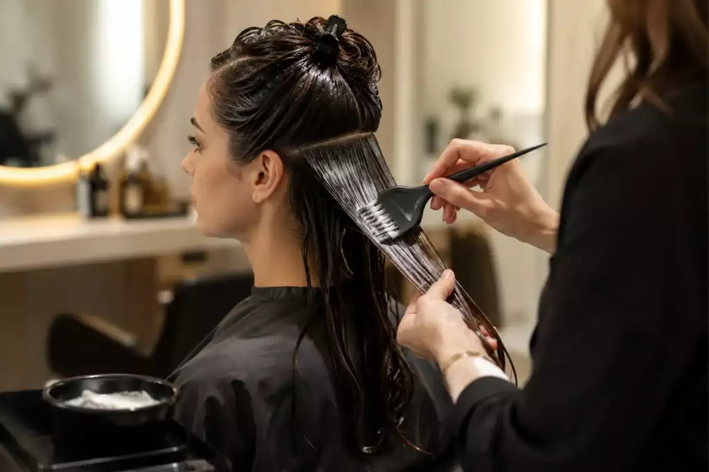 Application d'un soin botox capillaire mèche par mèche