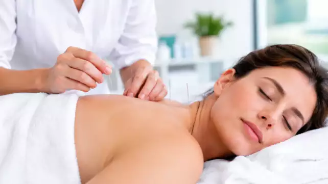 Séance d’acupuncture avec aiguilles dans un cabinet de santé