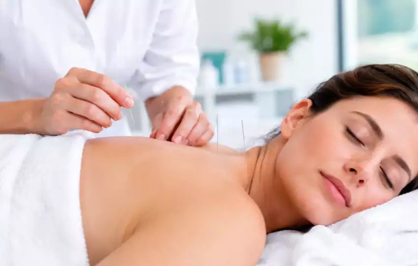 Séance d’acupuncture avec aiguilles dans un cabinet de santé