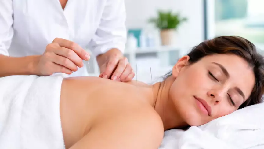 Séance d’acupuncture avec aiguilles dans un cabinet de santé