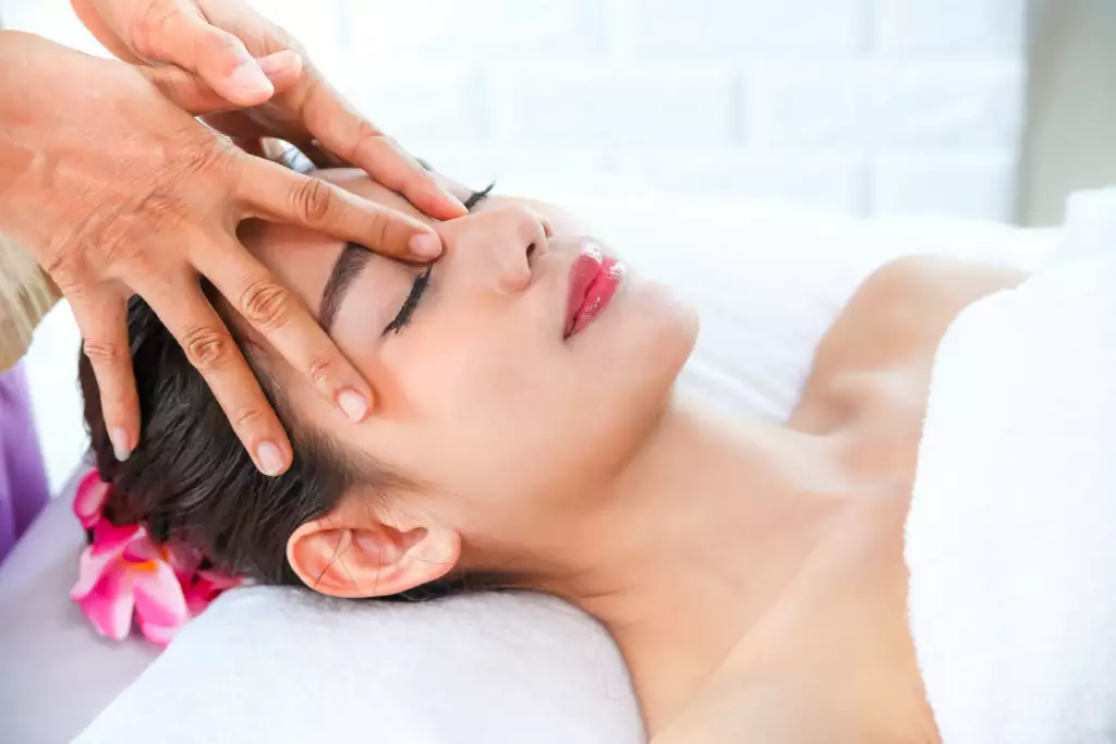 Massage du cuir chevelu pendant un head spa japonais