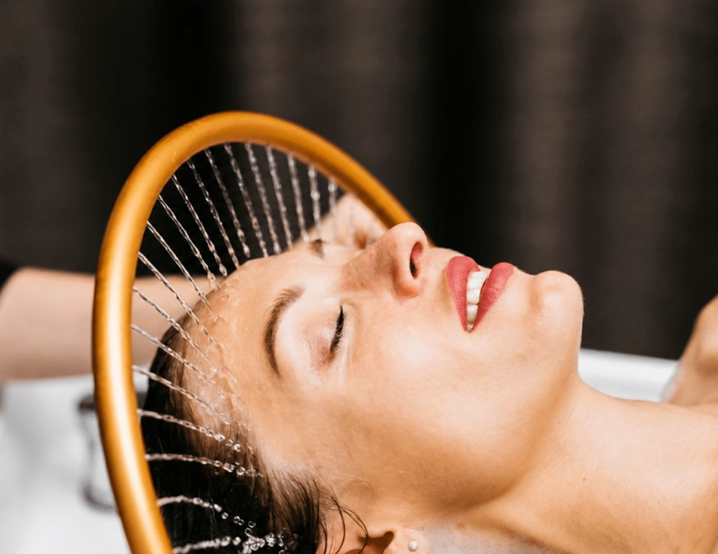Hydrothérapie et rinçage à l'eau pendant un head spa japonais